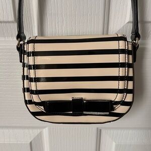 NWOT KATE SPADE NEW YORK Chelsea Park, Patent, Stripe, Cream Black Crossbody Bag